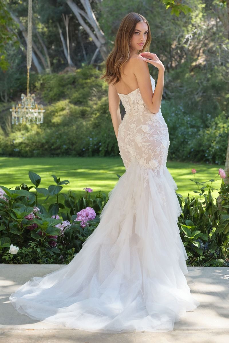 Andrea & Leo WL062 Fit and Flare Bridal Gown 12 / White Andrea & Leo WL062 Fit and Flare Bridal Gown 12 / White