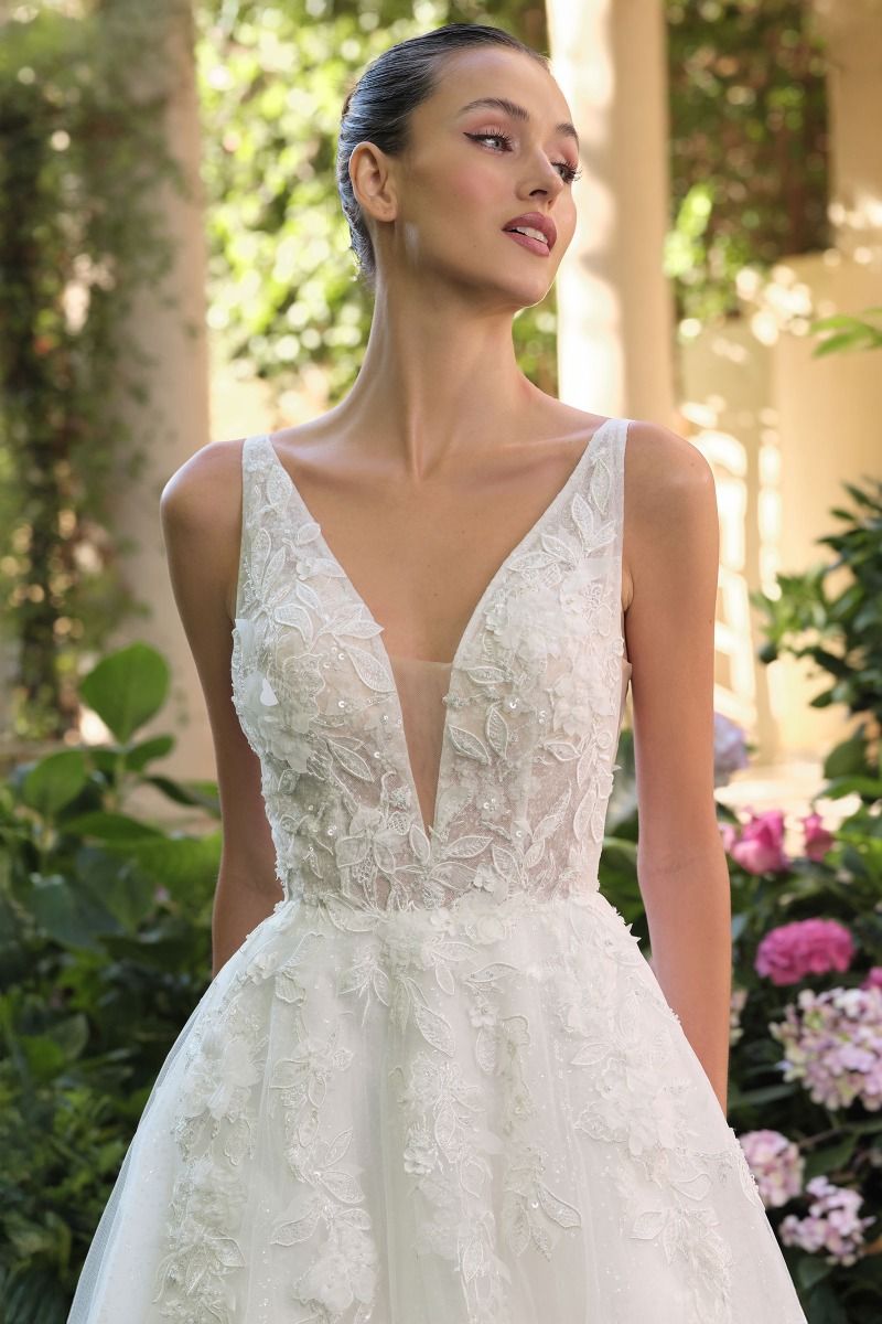 Andrea & Leo WL064 V-Neckline Wedding Dress 16 / White Andrea & Leo WL064 V-Neckline Wedding Dress 16 / White